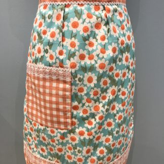 White Daisies & Gingham Design Retro Style Waist Apron
