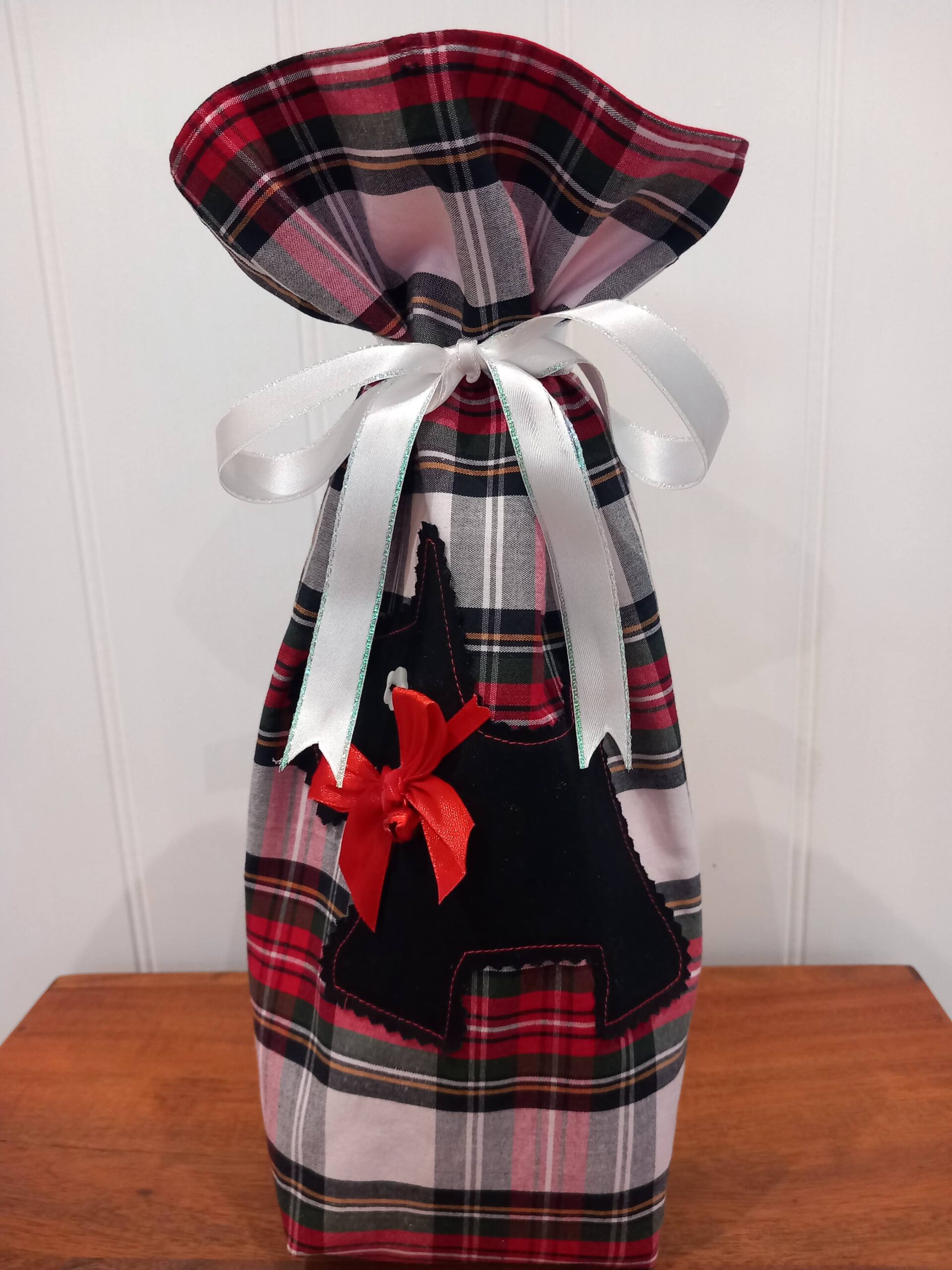 Dotty Dog White and Red Tartan Lined Bottle Bag